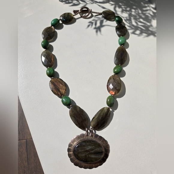 925 Silvet Elegant Green and Brown Beaded Necklace With Pendent - Picture 1 of 2